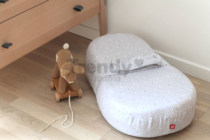 Hniezdo na spanie pre bábätká Cocoonababy® 10° Jersey Moon & Stars Red Castle s napínacou plachtou s jemným vzorom od 0-3 mes