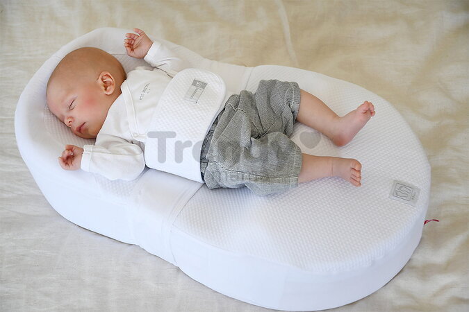 Hniezdo na spanie pre bábätká Cocoonababy® 10° Jersey Moon & Stars Red Castle s napínacou plachtou s jemným vzorom od 0-3 mes