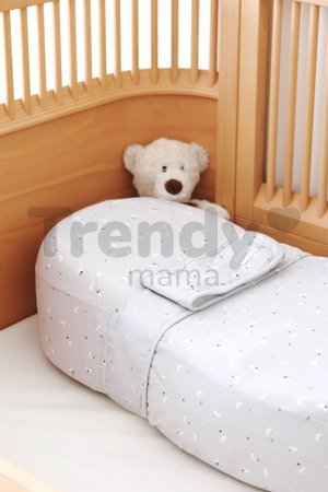 Hniezdo na spanie pre bábätká Cocoonababy® Pod Support Nest Red Castle Moon & Stars s napínacou plachtou šedé so vzorom od 0-3 mes