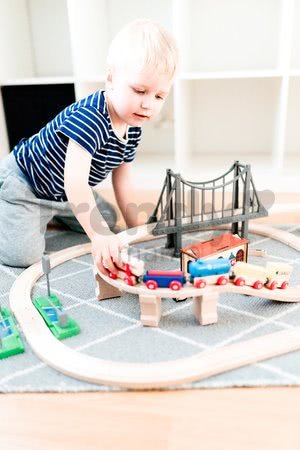 Drevená vláčikodráha so stanicou Train Set with Bridge Eichhorn s rušňom 2 vozňami mostom a doplnkami 54 dielov 450 cm dĺžka koľajníc