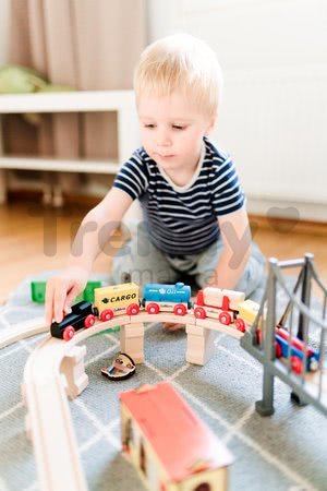 Drevená vláčikodráha so stanicou Train Set with Bridge Eichhorn s rušňom 2 vozňami mostom a doplnkami 54 dielov 450 cm dĺžka koľajníc