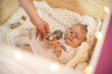 Drevená hrkálka so zvončekmi Bio 100% Natur Baby Pure Rattle Eichhorn s držadlom a plyšovými uškami od 3 mes