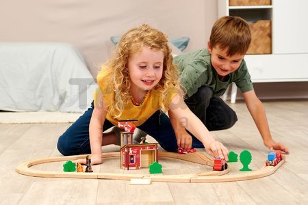 Drevená vláčikodráha s požiarnou stanicou Train Set Firestation Eichhorn s vlakom 33 dielov 235 cm dĺžka koľajníc