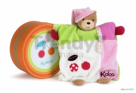 Plyšový medvedík bábkové divadlo Colors-Doudou Puppet Bear Cherry Kaloo 20 cm v darčekovom balení pre najmenších