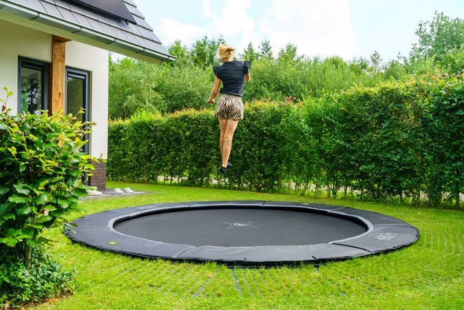 Trampolína s dopadovou zónou Dynamic Groundlevel Exit Toys do zeme 366 cm priemer čierna