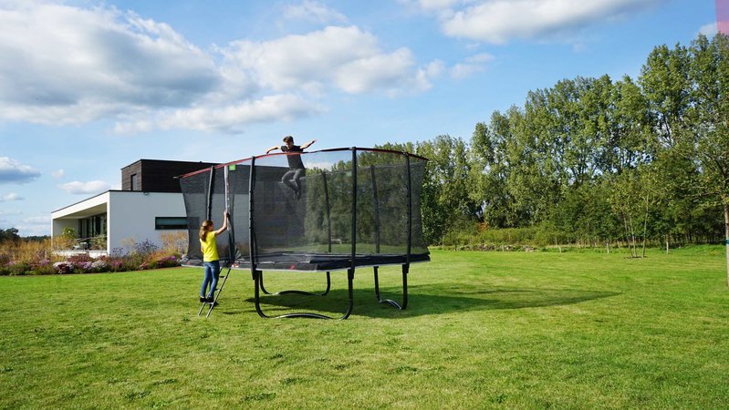 Trampolína s ochrannou sieťou a rebríkom PeakPro Exit Toys 275*458 cm čierna