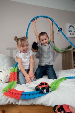 Flexibilná autodráha FleXtrem Discovery Set Smoby 184 dielov dráhy a 440 cm dlhá s elektronickým svietiacim autom od 4 rokov