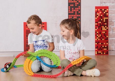 Flexibilná autodráha FleXtrem Discovery Set Smoby 184 dielov dráhy a 440 cm dlhá s elektronickým svietiacim autom od 4 rokov