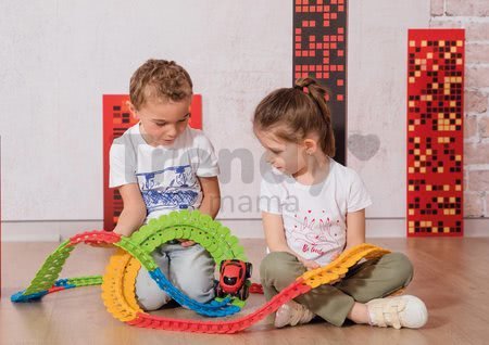 Flexibilná autodráha FleXtreme Discovery Set Smoby 184 dielov dráhy a 440 cm dlhá s elektronickým svietiacim autom od 4 rokov