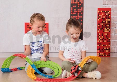 Flexibilná autodráha FleXtreme Discovery Set Smoby 184 dielov dráhy a 440 cm dlhá s elektronickým svietiacim autom od 4 rokov