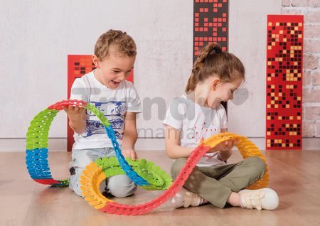Flexibilná autodráha FleXtreme Discovery Set Smoby 184 dielov dráhy a 440 cm dlhá s elektronickým svietiacim autom od 4 rokov
