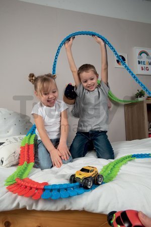 Flexibilná autodráha s oblúkom Flextreme Superloop Circuit Smoby vertikálno-horizontálne s autom 145 dielov od 4 rokov