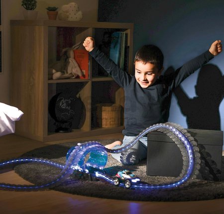 Flexibilná autodráha Flextreme Neon Set Smoby svietiaca v tme v rôznych farbách 2,6 m dlhá 112 dielov s elektronickým autom od 4 rokov