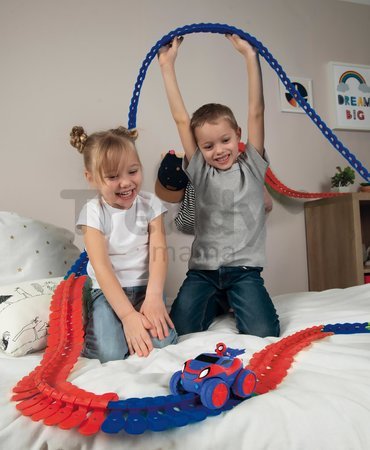 Flexibilná autodráha Spidey Marvel Flextrem Set Smoby s elektronickým autíčkom 184 dielov dráhy 4,40 m dĺžka s pavučinou od 4 rokov