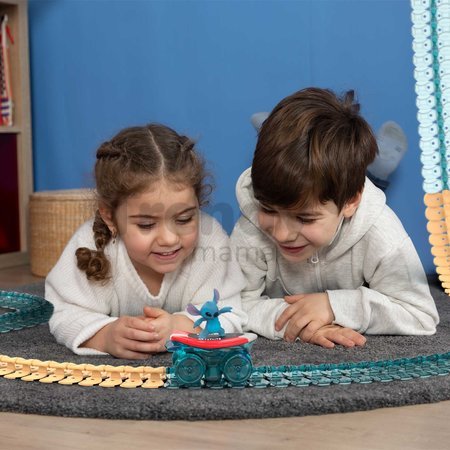 Flexibilná autodráha Flextreme Stitch Set Smoby s elektronickým autíčkom 184 dielov dráhy 4,4 m dĺžka od 4 rokov