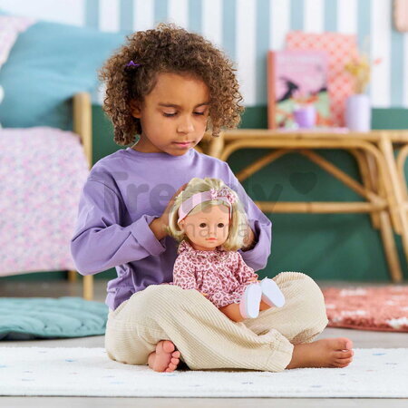 Bábika Candice Ma Corolle krátke blond vlasy a hnedé žmurkajúce oči v ružových vzorovaných šatách 36 cm