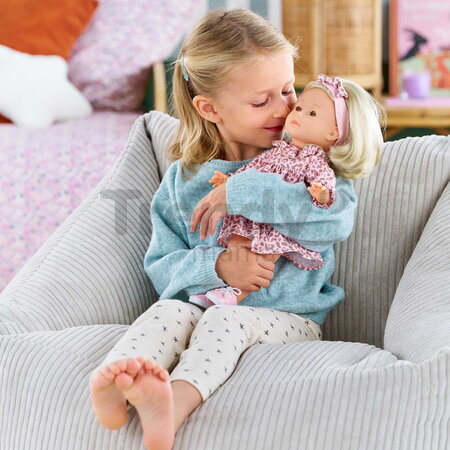 Bábika Candice Ma Corolle krátke blond vlasy a hnedé žmurkajúce oči v ružových vzorovaných šatách 36 cm