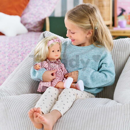 Bábika Candice Ma Corolle krátke blond vlasy a hnedé žmurkajúce oči v ružových vzorovaných šatách 36 cm