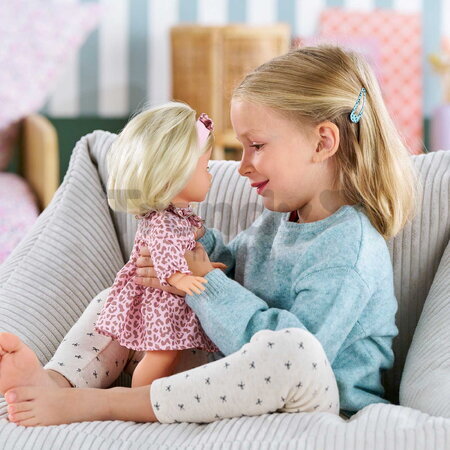 Bábika Candice Ma Corolle krátke blond vlasy a hnedé žmurkajúce oči v ružových vzorovaných šatách 36 cm