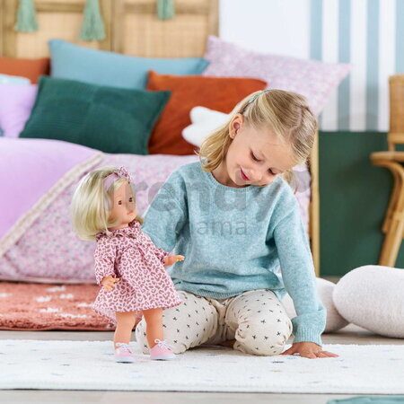 Bábika Candice Ma Corolle krátke blond vlasy a hnedé žmurkajúce oči v ružových vzorovaných šatách 36 cm
