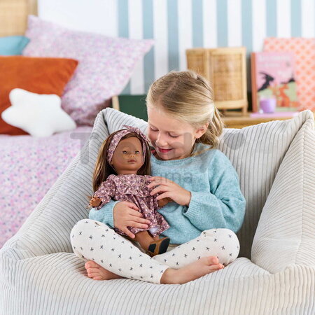 Bábika India Ma Corolle dlhé hnedé vlasy a hnedé žmurkajúce oči vo vzorovaných šatách 36 cm