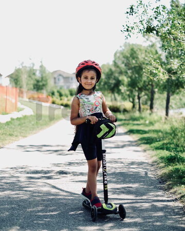 Kolobežka trojkolesová so svietiacimi kolesami a batohom T5 Green smarTrike s nastaviteľnými riadidlami nosnosť 20 kg