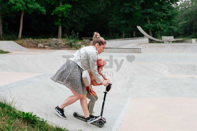 Kolobežka trojkolesová so svietiacimi kolesami a batohom T5 Green smarTrike s nastaviteľnými riadidlami nosnosť 20 kg