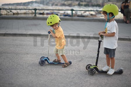 Kolobežka T5 smarTrike so svietiacimi kolesami s batohom a nastaviteľnou rúčkou nosnosť 50 kg zelená