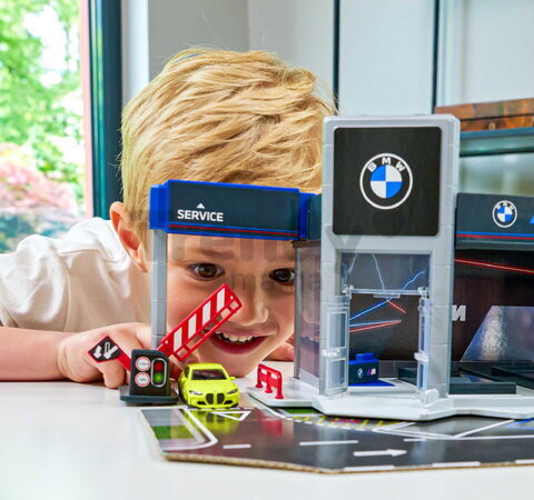 Garáž s predvádzacou platformou BMW Showroom Majorette s kovovým modelom autíčka 1:64 MJ2106000