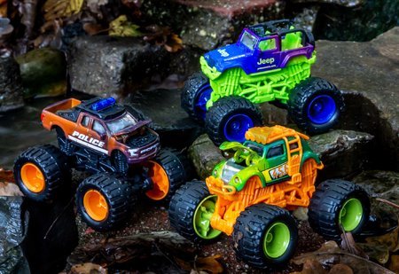 Autíčko meniace farbu Monster Rockerz Color Changers Majorette s odpružením a gumenými kolieskami 7,5 cm dĺžka 5 rôznych druhov