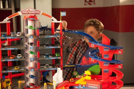 Garáž 7 poschodová s 2 motorizovanými výťahmi Super City Garage Majorette so zvukom a svetlom elektronický vláčik a 6 kovových autíčok od 5 rokov