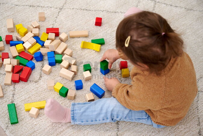Drevené kocky Wooden Blocks Coloured Eichhorn farebné 75 kusov veľkosť 25 mm od 12 mes