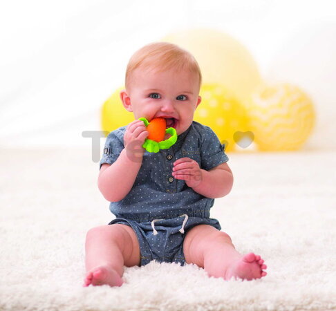 Silikónové hryzátko Mrkva Textured Carrot Teether Infantino oranžové od 0 mes