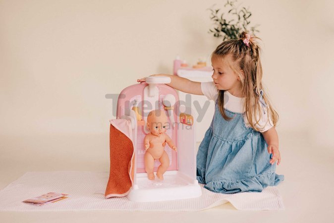 Kúpeľňa s funkčnou sprchou pre bábiky Shower Soft Baby Nurse Smoby s osuškou odnímateľnou sprchovou hlavicou a náučna brožúrka