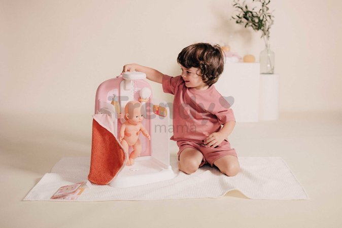 Kúpeľňa s funkčnou sprchou pre bábiky Shower Soft Baby Nurse Smoby s osuškou odnímateľnou sprchovou hlavicou a náučna brožúrka