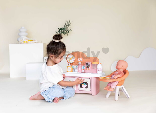 Kuchynka s jedálenskou stoličkou pre bábiku Baby Nurse Kitchen & High Chair Smoby s kuchynským robotom 7 doplnkov od 18 mes