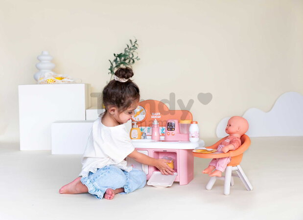 Kuchynka s jedálenskou stoličkou pre bábiku Baby Nurse Kitchen & High Chair Smoby s kuchynským robotom 7 doplnkov od 18 mes