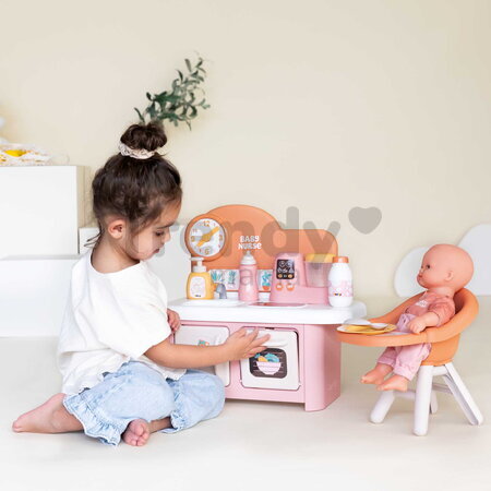 Kuchynka s jedálenskou stoličkou pre bábiku Baby Nurse Kitchen & High Chair Smoby s kuchynským robotom 7 doplnkov od 18 mes