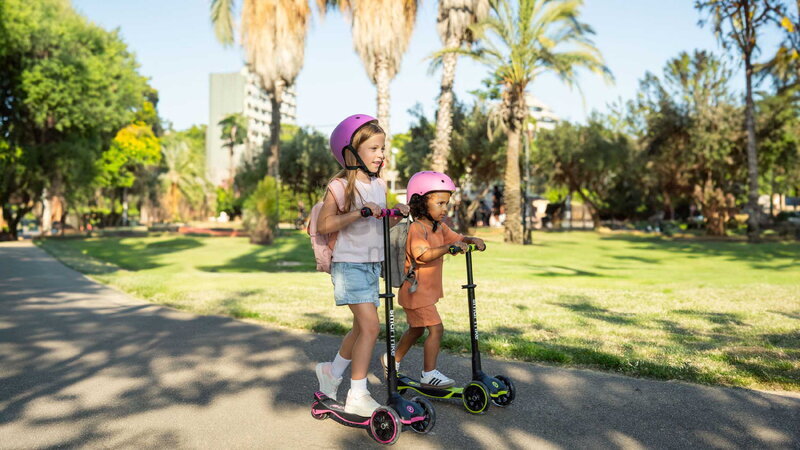 Kolobežka trojkolesová s rozšíriteľnou doskou Xtend Pink Scooter smarTrike skladacia s výškovo nastaviteľnými riadidlami a LED kolesami od 3 do 12 rok