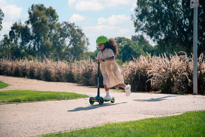 Kolobežka trojkolesová s rozšíriteľnou doskou Xtend Lime Scooter smarTrike skladacia s výškovo nastaviteľnými riadidlami a LED kolesami od 3 do 12 rok