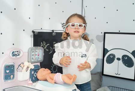 Zdravotnícky pult pre lekára Baby Care Center Smoby elektronický so zvukom a svetlom a bábika s 28 doplnkami