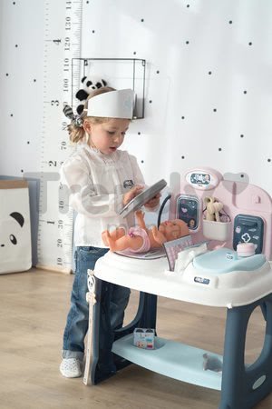 Zdravotnícky pult pre lekára Baby Care Center Smoby elektronický so zvukom a svetlom a bábika s 28 doplnkami