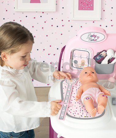 Zdravotnícky a prebaľovací pult Violette Baby Care Center Smoby s elektronickým displejom a 30 cm bábika s 25 doplnkami 68 cm výška