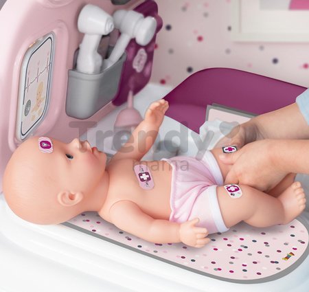 Zdravotnícky a prebaľovací pult Violette Baby Care Center Smoby s elektronickým displejom a 30 cm bábika s 25 doplnkami 68 cm výška