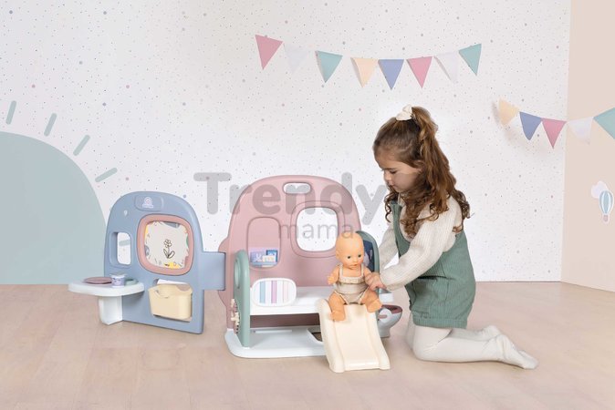 Domček pre bábiku s 5 hernými zónami Baby Care Childcare Center Smoby skladací a prenosný so 6 doplnkami
