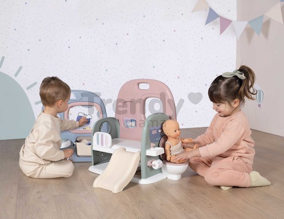 Domček pre bábiku s 5 hernými zónami Baby Care Childcare Center Smoby skladací a prenosný so 6 doplnkami