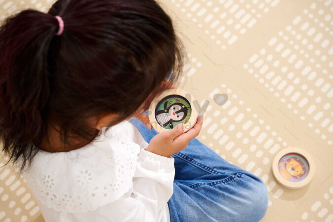 Drevená hra s guľôčkami Tučniak a Lev Skill Game Eichhorn pre rozvoj jemnej motoriky