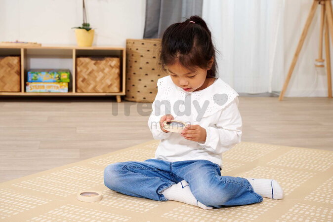 Drevená hra s guľôčkami Tučniak a Lev Skill Game Eichhorn pre rozvoj jemnej motoriky