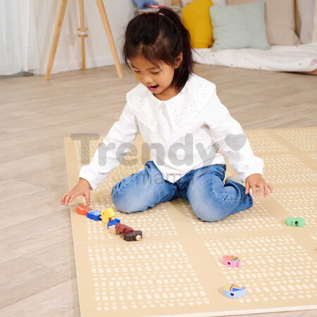 Drevená hra prevliekačka Zvieratká a objekty Threading Game Eichhorn 13 dielikov