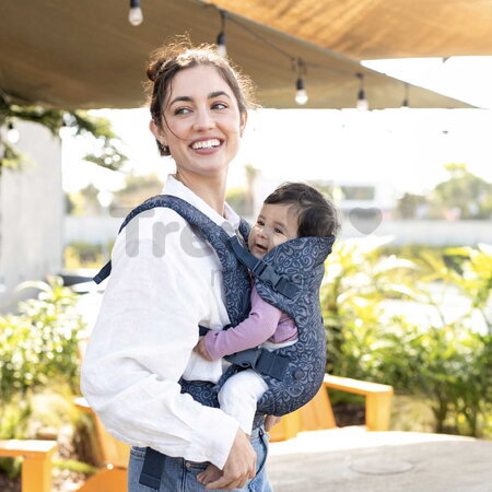 Nosič pre dieťa Flip 4v1 Convertible Carrier Navy Infantino 4 spôsoby nosenia modrý od 3,6-14,5 kg od 0 mes